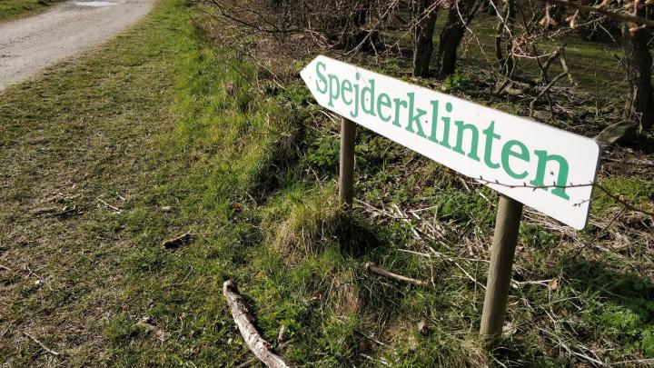 Foto af skiltet med teksten "Spejderklinten" ved indgangen til lejren.